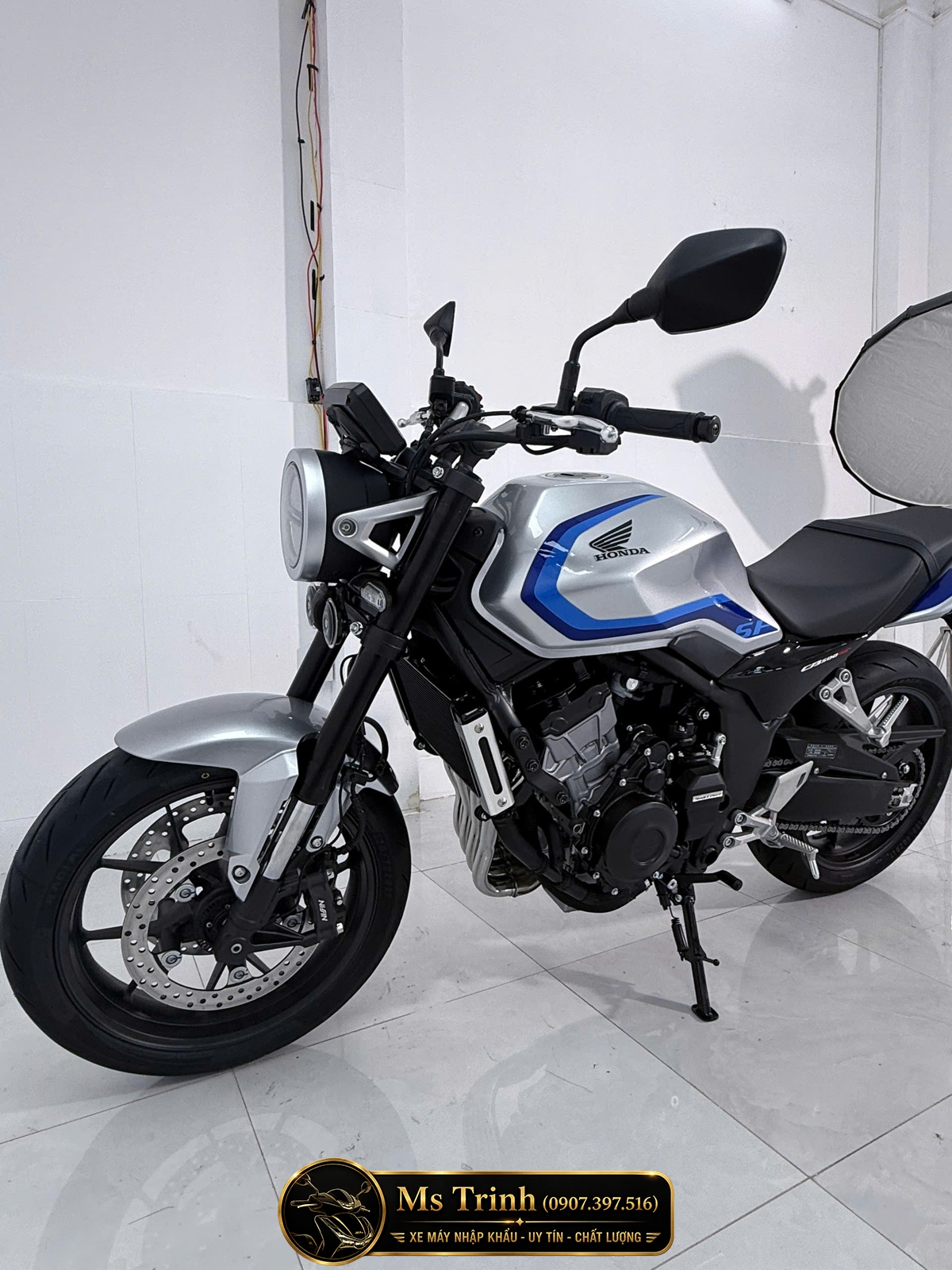 Honda CB500 Super Four 2026 nhìn từ góc trước làm nổi bật thiết kế cổ điển đầy cuốn hút